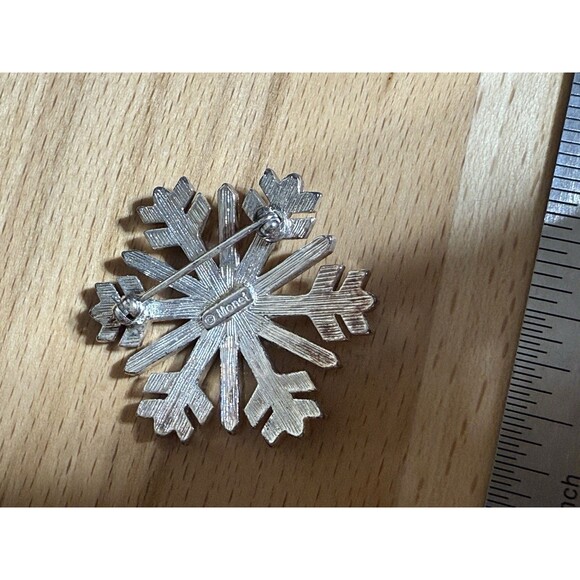 Vintage Christmas Brooch SNOWFLAKE Pin Crystal Silver Tone Signed Monet 1.5 in - Picture 7 of 8